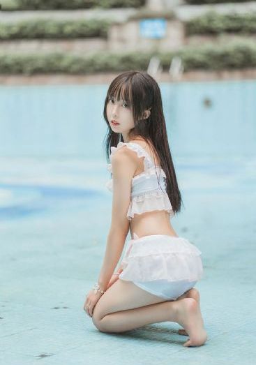 下山后，我成为四位师姐的宝